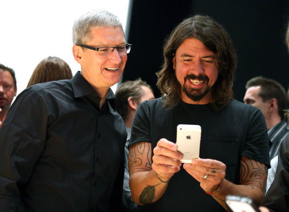Tim Cook sedang memperkenalkan iPhone terbaru saat itu pada Dave Grohl